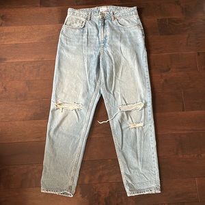 Zara light wash ripped jeans! 💫